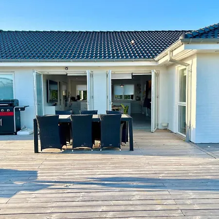 Spacious City Family Retreat With Garden & Patio