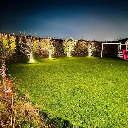 Spacious City Family Retreat With Garden & Patio Villa *