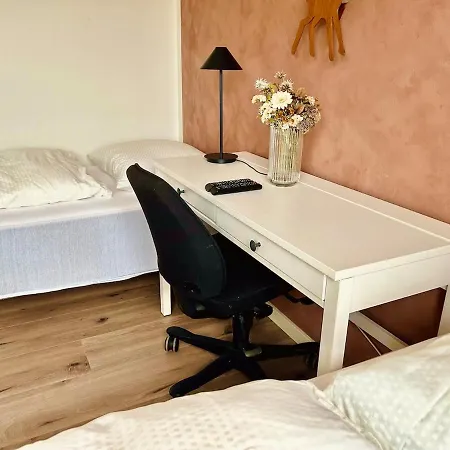 Villa Spacious City Family Retreat With Garden & Patio *