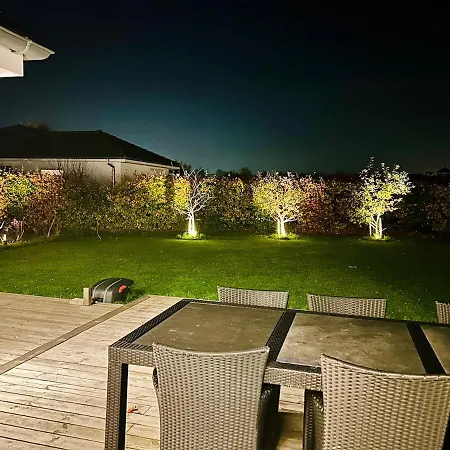 Spacious City Family Retreat With Garden & Patio Villa