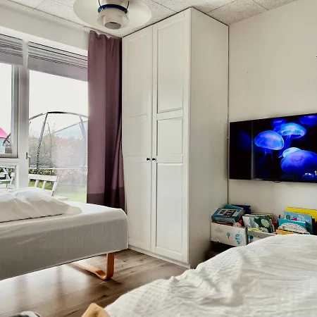 Villa Spacious City Family Retreat With Garden & Patio