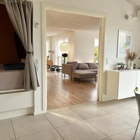 Spacious Family Retreat With Garden & Patio