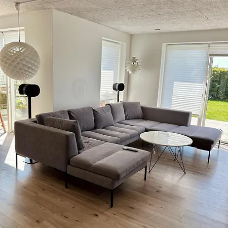 Villa Spacious City Family Retreat With Garden & Patio *