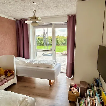 Spacious City Family Retreat With Garden & Patio