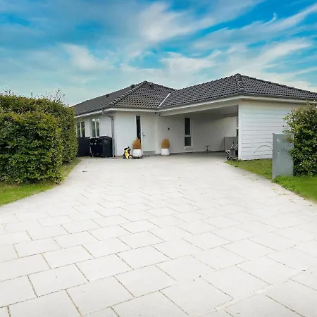 Spacious City Family Retreat With Garden & Patio *