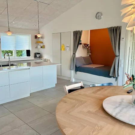 Spacious City Family Retreat With Garden & Patio Villa